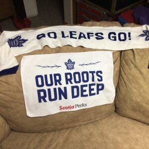 NHL TORONTO Maple Leafs scarf and crying towel